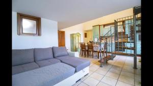 - un salon avec un canapé et une salle à manger dans l'établissement A Casa Di Maria, à Naples