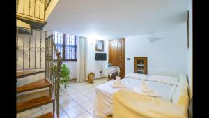 - un salon avec un canapé blanc et un escalier dans l'établissement A Casa Di Maria, à Naples