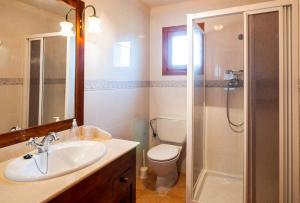 A bathroom at Finca Caseta Son Morro