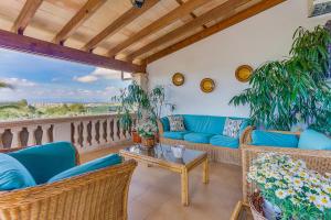 een woonkamer met blauwe banken en een tafel bij YupiHome Finca Can Tomeu in Montuiri
