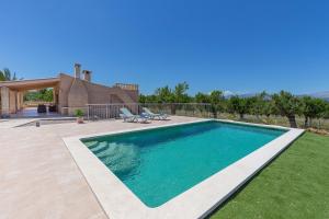 The swimming pool at or close to Finca Caseta Son Morro