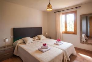 A bed or beds in a room at Finca Caseta Son Morro