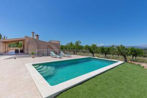 The swimming pool at or close to Finca Caseta Son Morro