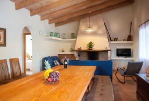 A seating area at Finca Caseta Son Morro