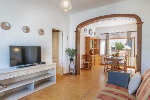 a living room with a tv and a couch at CAsA SA MARINA in Alcudia
