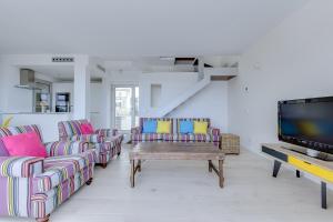 TV a/nebo společenská místnost v ubytování Son Serra First Line Villa