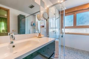 A bathroom at Villa Tramontana