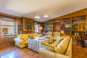 A seating area at Villa Tramontana