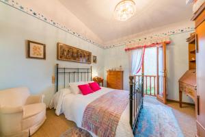 A bed or beds in a room at Villa Tramontana