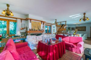 A seating area at Villa Tramontana