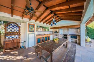 A kitchen or kitchenette at Villa Tramontana