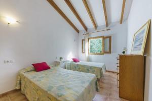 ソン・セッラ・デ・マリーナにあるYupiHome Casita Peruのベッドルーム1室(ベッド2台付)