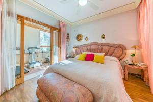A bed or beds in a room at Villa Tramontana