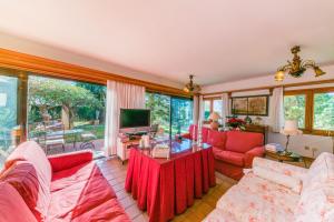 A television and/or entertainment centre at Villa Tramontana
