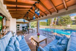 The swimming pool at or close to Villa Tramontana