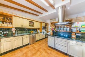 A kitchen or kitchenette at Villa Tramontana