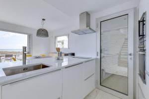Kuchyň nebo kuchyňský kout v ubytování Son Serra First Line Villa