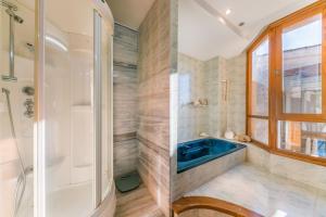 A bathroom at Villa Tramontana