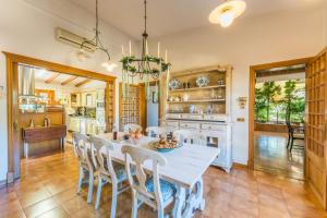 A kitchen or kitchenette at Villa Tramontana