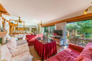 A seating area at Villa Tramontana
