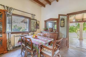 a dining room with a table and chairs at YupiHome Villa Cas Sol in Inca