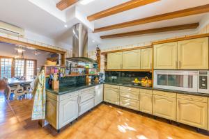 A kitchen or kitchenette at Villa Tramontana