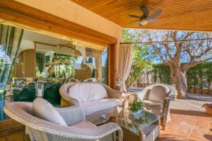 A seating area at Villa Tramontana