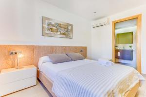 カン・ピカフォルトにあるYupiHome Apartment Ca Na Xisca IIのベッドルーム(白いベッド1台、窓付)