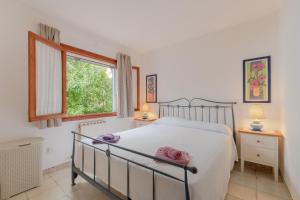 Un pat sau paturi într-o cameră la YupiHome Villa Vallgornera Nou