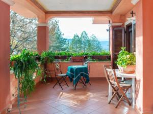 een patio met een tafel en stoelen op een balkon bij Belvilla by OYO Villa in Tagliacozzo in Tagliacozzo
