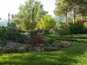 a garden with flowers and plants in the grass at Belvilla by OYO Villa in Tagliacozzo in Tagliacozzo