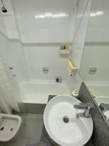 Baño blanco con lavabo y aseo en STUDIO 8 Palermo en Buenos Aires
