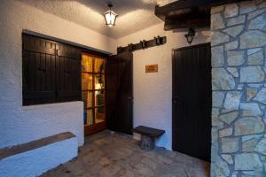 Fotografie z fotogalerie ubytování Dandy Villas Agoriani - Chalet Ivoni - Fireplace v destinaci Eptalofos