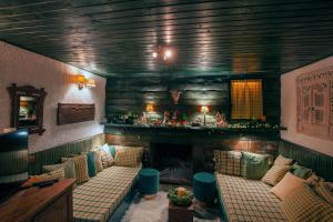 Posezení v ubytování Dandy Villas Agoriani - Chalet Ivoni - Fireplace
