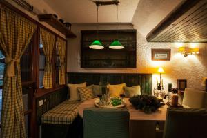 Posezení v ubytování Dandy Villas Agoriani - Chalet Ivoni - Fireplace
