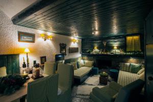 Posezení v ubytování Dandy Villas Agoriani - Chalet Ivoni - Fireplace