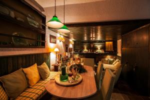 Posezení v ubytování Dandy Villas Agoriani - Chalet Ivoni - Fireplace
