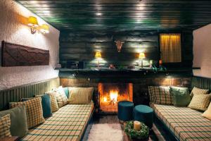 Posezení v ubytování Dandy Villas Agoriani - Chalet Ivoni - Fireplace