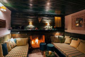 Posezení v ubytování Dandy Villas Agoriani - Chalet Ivoni - Fireplace + 18 fotografií