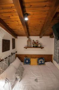 Postel nebo postele na pokoji v ubytování Dandy Villas Agoriani - Chalet Ivoni - Fireplace