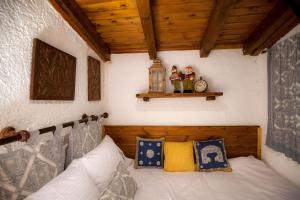 Postel nebo postele na pokoji v ubytování Dandy Villas Agoriani - Chalet Ivoni - Fireplace