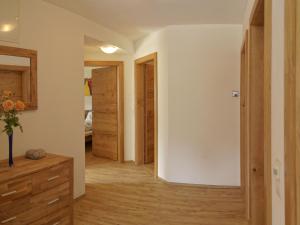 Habitación con un pasillo con suelo y puertas de madera. en Ferienwohnung Bergblick, en Filzmoos