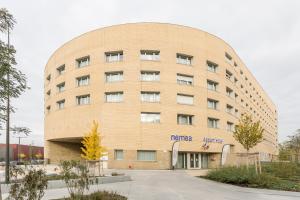 un grand bâtiment en briques portant le nom de kirka dans l'établissement Néméa Appart-Hôtel Elypséo, à Strasbourg
