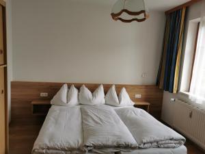 A bed or beds in a room at appartementen Haus Bergblick