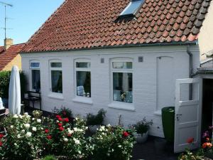 アリンエにある4 person holiday home in Allingeの赤い屋根の白い家