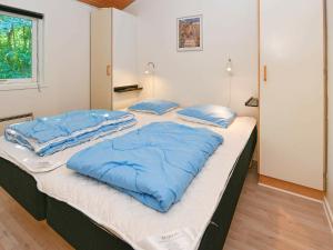 Postel nebo postele na pokoji v ubytování Four-Bedroom Holiday home in Oksbøl 18