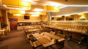 a restaurant with tables and chairs in a room at SİVAS HOTEL NEVV in Sivas