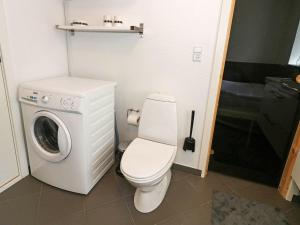 a bathroom with a toilet and a washing machine at Luxury Spa Retreat by Sea - By Traum Ferienwohnungen in Helberskov