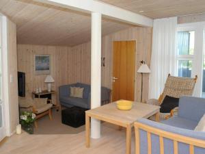 Ein Sitzbereich in der Unterkunft 6 person holiday home in Vejers Strand