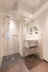 y baño con ducha y lavamanos. en Hotel Residenz23, en Weilburg